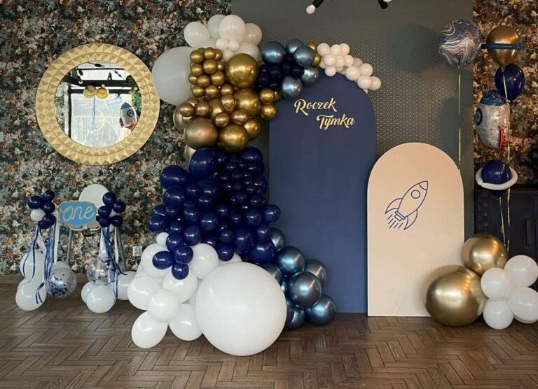 Balloon backdrop for a first birthday — OIA Decorations